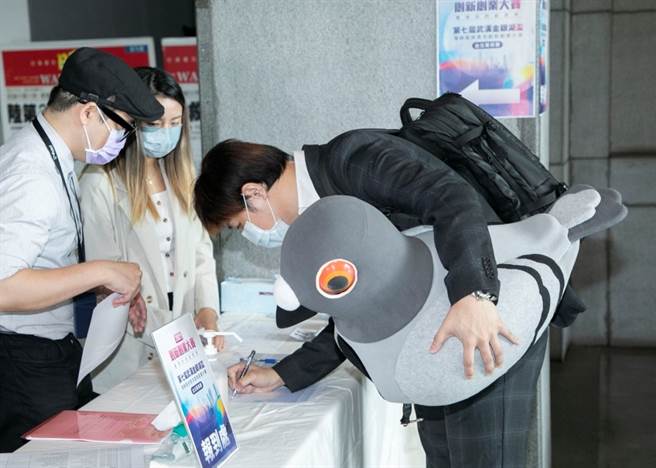 第七届武汉金银湖杯两岸青年创新创业大赛，参赛选手带着吉祥物报到。(摄影/林胜发)
