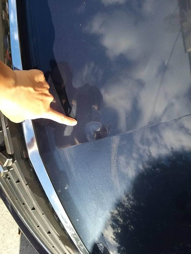 派出所巡逻车遭斗殴民眾毁损。（警方提供）