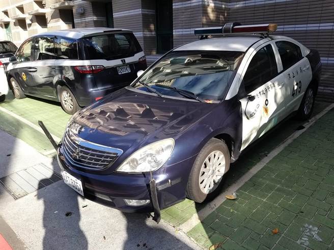 派出所巡逻车遭斗殴民眾毁损。（警方提供）