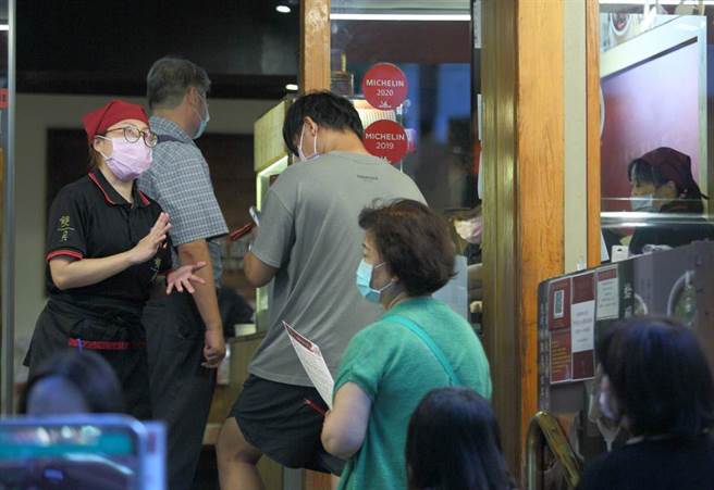 基本工資審議委員會8日召開會議，經各方委員討論，並決議從明年1月1日起，基本工資調整至2萬5250元、時薪則調整至168元，圖為餐飲店員工工作情形。（張鎧乙攝）