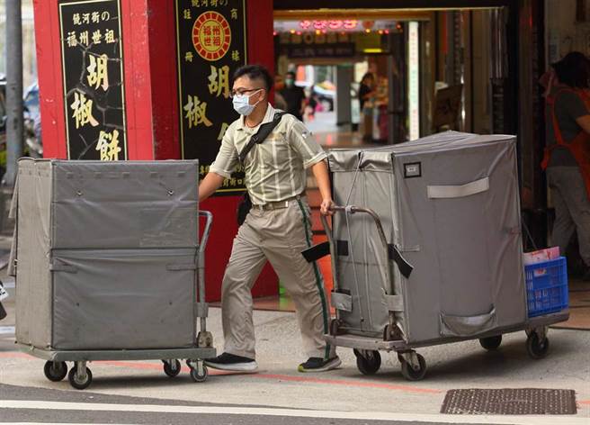 基本工資審議委員會8日召開會議，經各方委員討論，並決議從明年1月1日起，基本工資調整至2萬5250元、時薪則調整至168元，圖為物流人員工作情形。（張鎧乙攝）