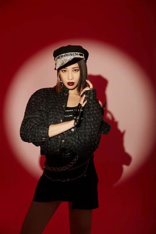 袁詠琳韌帶斷裂開刀復健坐輪椅打網球秀技（杰威爾音樂提供）