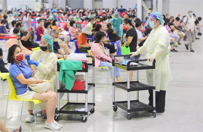 第10輪疫苗AZ第二劑接種台北市一開始7萬2730劑預約量能，開出後迅速額滿，後來又釋出3萬劑量能，民眾接種踴躍，8日北市花博疫苗接種站座無虛席，醫護人員需同時問診及施打，現場非常忙碌。（張鎧乙攝）