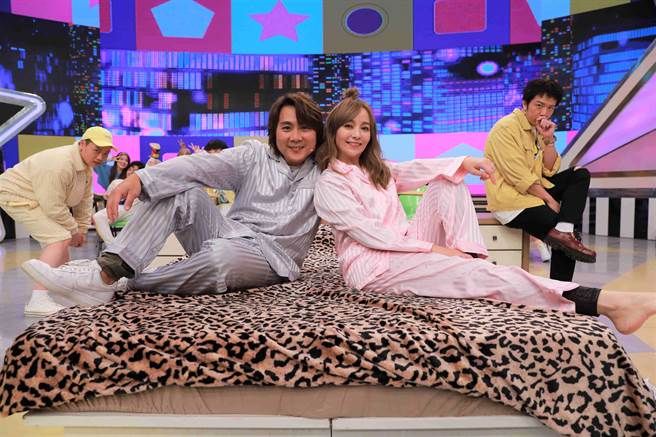 王仁甫和季芹夫妻在节目中唱跳。（民视提供）