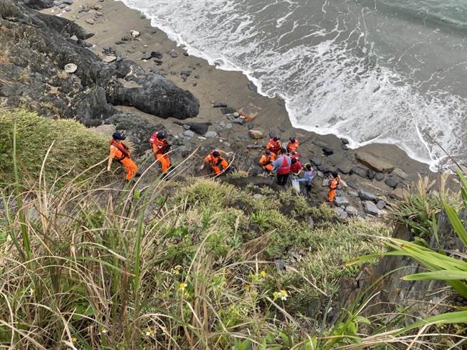  救难人员将潘姓老翁的遗体抬离沙滩。（宜兰县政府消防局提供／胡健森宜兰传真）