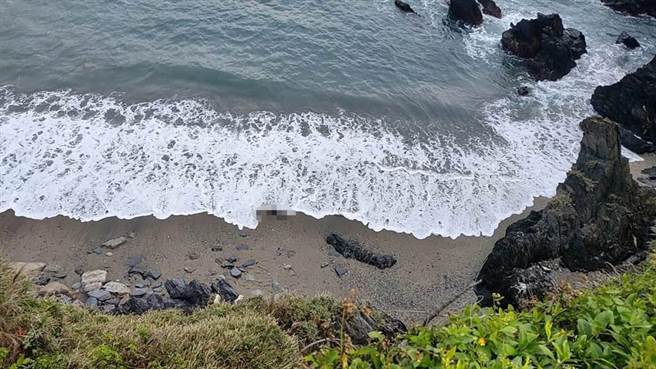 潘姓老翁的遗体躺在宜兰南方澳贼仔澳沙滩上被人发现。（宜兰县政府消防局提供／胡健森宜兰传真）