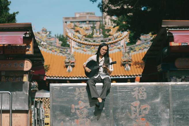 百合花樂團主唱林奕碩重拾1920、30 年代的音樂元素，融合現代搖滾創作，迸發獨特的音樂魅力。（攝影／ EGG）