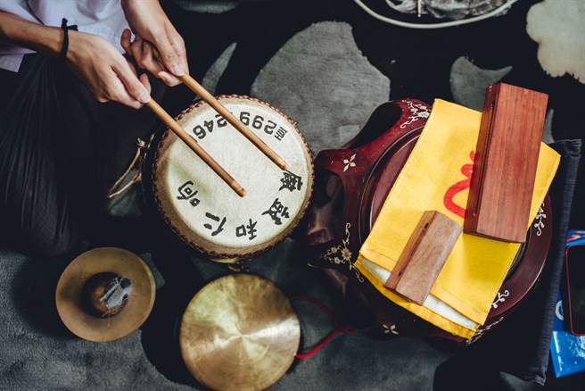 林奕碩將南北管、戲曲等傳統表演藝術所使用的樂器與當代音樂結合，為台語歌曲創造新的感受。（攝影／張晋瑞）