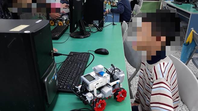 赖姓学生在遭遇体罚后已经转学，目前就读六年级，平时自学AI程式设计，未来希望能成为帮助别人也帮助自己的工程师。（赖父提供／张亦惠嘉县传真）