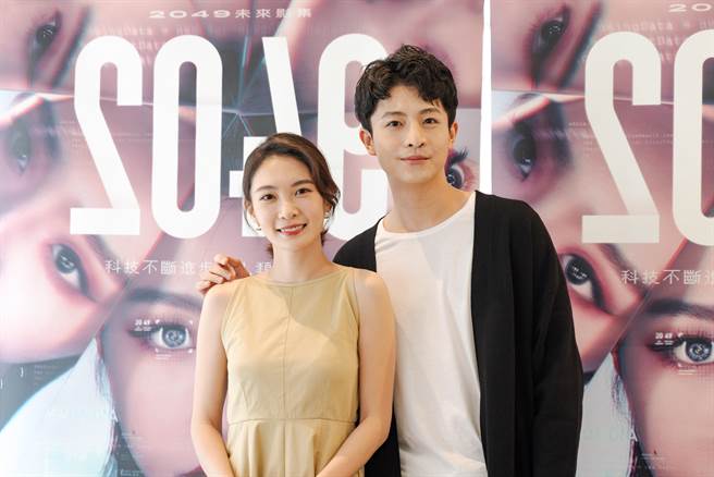 李亦捷（左）和吕晋宇为戏造势。（瀚草影视提供）