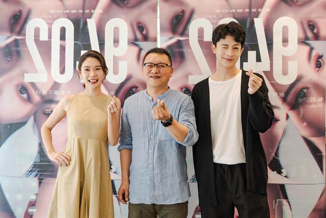 李亦捷（左起）、制作人汤升荣及新生代演员吕晋宇为戏造势。（瀚草影视提供）