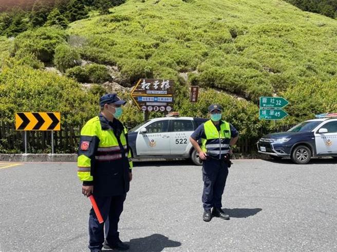 预期双十连假将有大批游客上合欢山，警方加强交通疏导。（仁爱警分局提供／廖志晃南投传真）