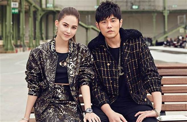 天王周杰伦在2014年公开和昆凌的恋情后，隔年就把小他14岁的美人娶回家，婚后育有一女小周周（Hathaway）和一子小小周（Romeo），他们也经常透过社群分享一家四口幸福生活。(图/ 摘自昆凌IG)