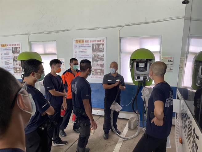 台南市政府消防局第一大隊新營分隊舉行電動巴士車輛及充電樁搶救課程訓練。（讀者提供／劉秀芬台南傳真）