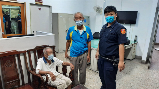 96歲的李姓老翁（左一）日前中午自行騎單車出門看診後就不知去向，直到傍晚通報警方協尋，田中警方隨即在晚間6點找到人，兒子接獲通知前來派出所，發現老翁竟一路騎了20多公里，腳力驚人。（警方提供／謝瓊雲彰化傳真）