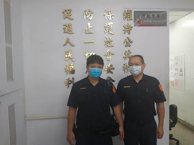 田中分局內安派出所長吳銘發（右起）、警員林偉詮，靠著一只藥袋，合力幫上演鐵馬流浪記的96歲老阿公找到回家的路。（警方提供／謝瓊雲彰化傳真）