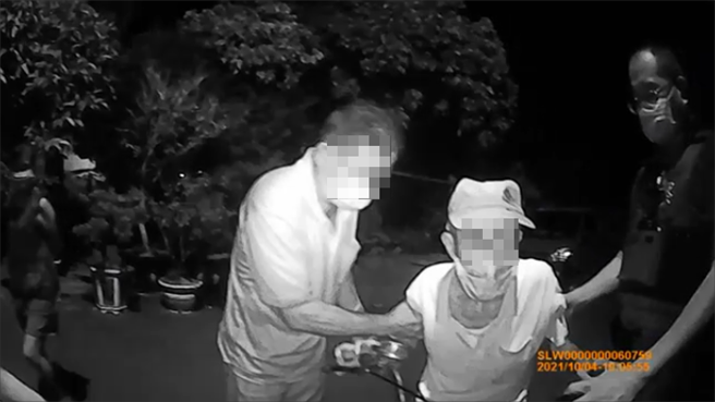 96歲的李老阿公因失智迷途，獨自一個人從田尾家中騎著鐵馬出門，一路騎了20多公里到田中山腳路5段，累到氣喘吁吁、全身無力，停在路邊休息，田中分局內安所所長與員警巡邏經過，主動趨前關心。（警方提供／謝瓊雲彰化傳真）