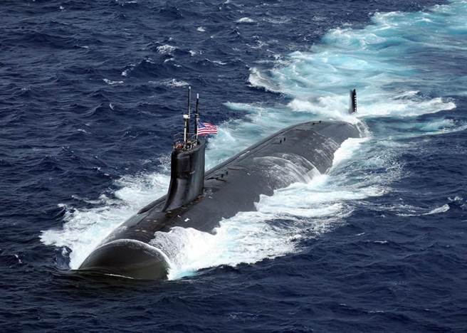 美国海狼级核动力攻击潜舰「康乃狄克」号（USS Connecticut，SSN 22），2日传出在南海下潜时撞及物体，导致11名人员受伤。图为「康乃狄克」号在太平洋航行的资料照。（美国海军）