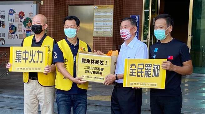 「清林散昶」提案領銜人周世雄10月3日上午，在台北市議員鍾小平居中協調下，將2500餘份的罷免連署書交給罷免林昶佐團體領銜人鄭大平整合。（游念育攝）