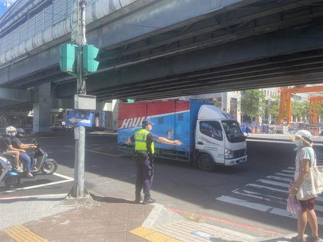 国庆连假，新北市中和警分局仍会视整体交通状况，配合实施严格「入口匝道仪器管制」，以维持交通顺畅。（中和警分局提供）