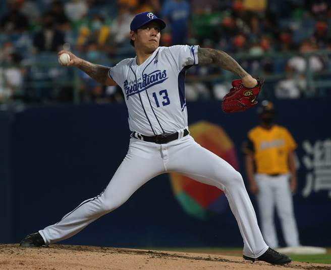 富邦悍将陈鸿文中止2连胜，吞下本季第4败。（郑任南摄）