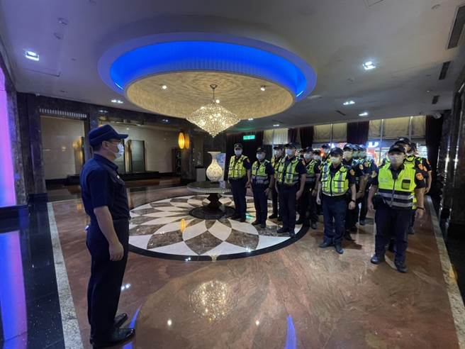 新北市永和警分局为防范因群聚衍生治安、公安、滋事、防疫等案件发生，于晚间规划执行「扩大临检」勤务。（永和警分局提供）