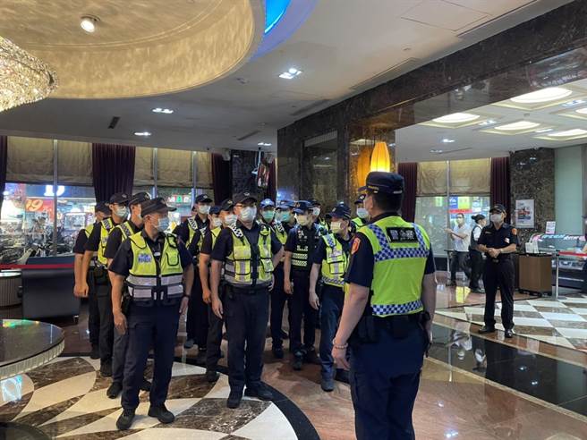 新北市永和警分局为防范因群聚衍生治安、公安、滋事、防疫等案件发生，于晚间规划执行「扩大临检」勤务。（永和警分局提供）