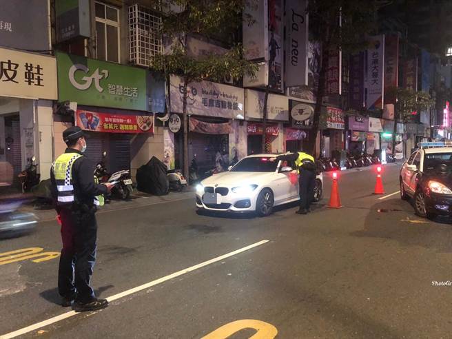 新北市永和警分局为防范因群聚衍生治安、公安、滋事、防疫等案件发生，于晚间规划执行「扩大临检」勤务。（永和警分局提供）