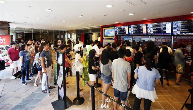 微风国宾影城无预警熄灯，将在10月底租约到期后离开微风广场。图为微风国宾2016年盛况／张佑铭摄