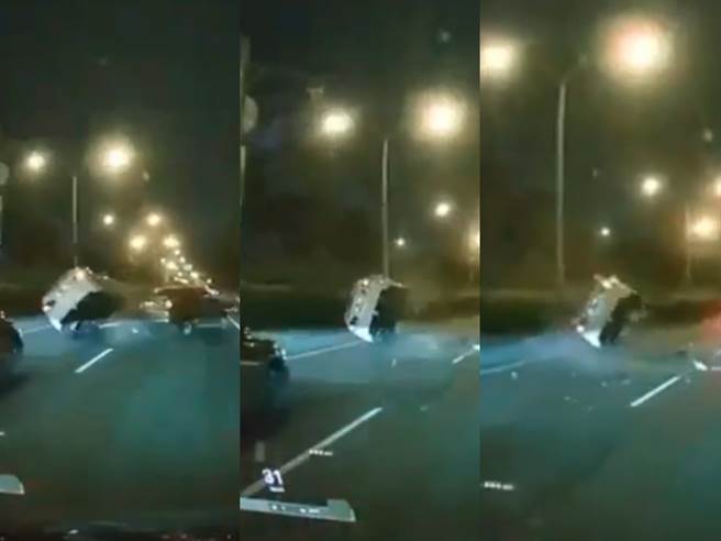 肇事车在一处路口先是超越1辆车后，驾驶高速之下未算准前车距离，竟当场与前车擦撞并整车呈现90度垂直地面后重重摔地。（翻摄自脸书「八卦村-行车纪录器影片上传中心」）