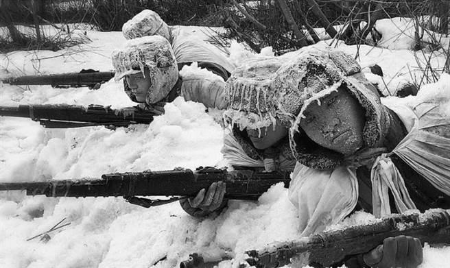 電影《長津湖》劇中因堅守崗位而凍成冰的共軍士兵，被共軍封為「冰雕連」。（圖／電影《長津湖》劇照)