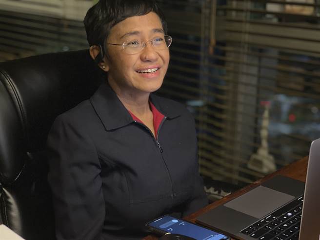 2021諾貝爾和平獎得主之一瑞薩（Maria Ressa），兩位得獎者都因為捍衛新聞的言論自由而獲獎。（圖／美聯社）