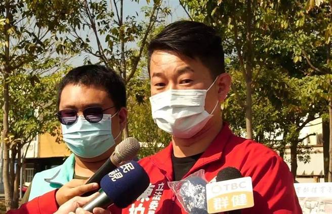 台灣基進立委陳柏惟（右）面臨罷免危機。（圖為中時資料照）