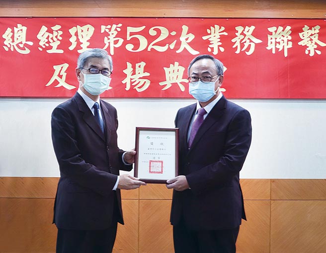 臺湾企银夺金管会双重特优银行殊荣，由金管会主委黄天牧（左）颁奖予臺湾企银总经理张志坚（右）。图／臺湾企银提供