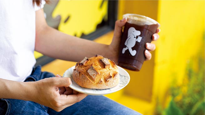 優化顧客餐飲驗，cama cafe宣布攜手世界麵包大師賽冠軍主廚王鵬傑合作，推出6款與咖啡絕配的經典麵包，圖為「高雄蜂巢歐式麵包」。圖／cama cafe