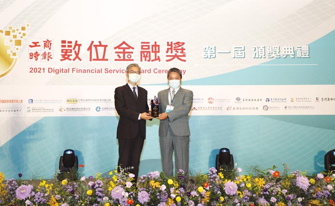 金管會主委黃天牧（左）頒獎，玉山銀行資訊長謝萬禮代表受獎（右）。圖／公司提供