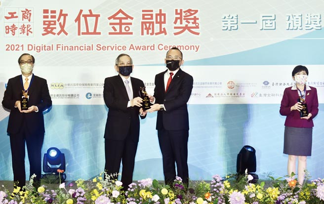 财团法人联合信用卡处理中心董事长刘灯城（左）进行银行组优质奖颁奖、凯基商业银行个人金融总处副总经理李吉彬（右）代表受奖。图／顏谦隆