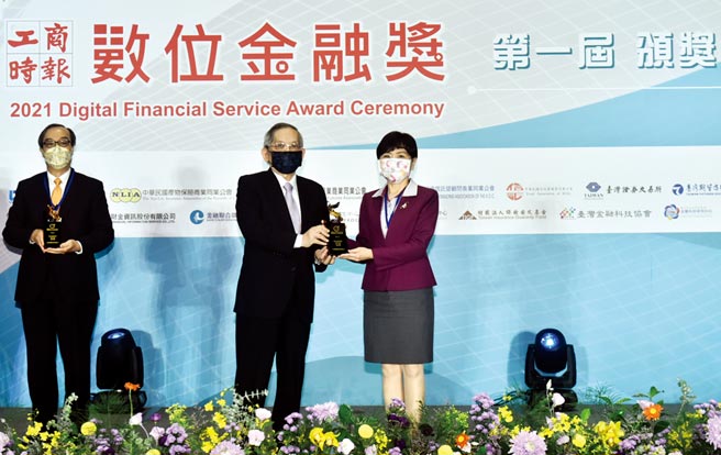 财团法人联合信用卡处理中心董事长刘灯城（左）进行银行组优质奖颁奖、兆丰银行副总经理陈昭蓉（右）代表受奖。图／顏谦隆