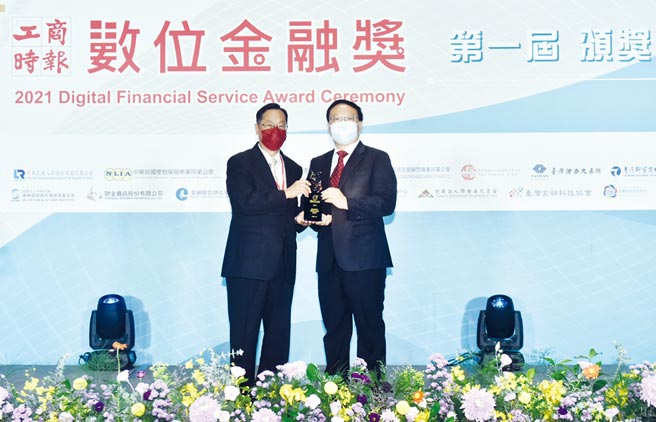 保发中心董事长桂先农（左）颁奖给中寿资深副总经理宋健荣（右）。图／顏谦隆