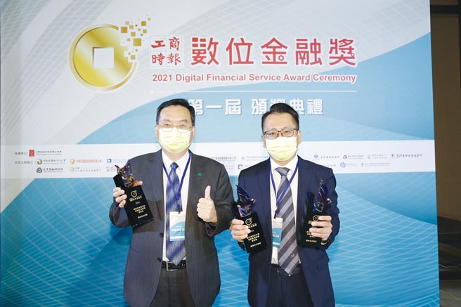 國泰產險總經理陳萬祥（左）、數位發展部副總梁明喬出席領獎。圖／公司提供