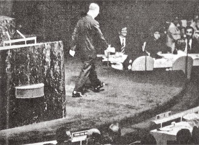 中华民国驻联合国首席代表周书楷于1971年宣告退出联合国，步下讲台的歷史镜头。（本报资料照片）