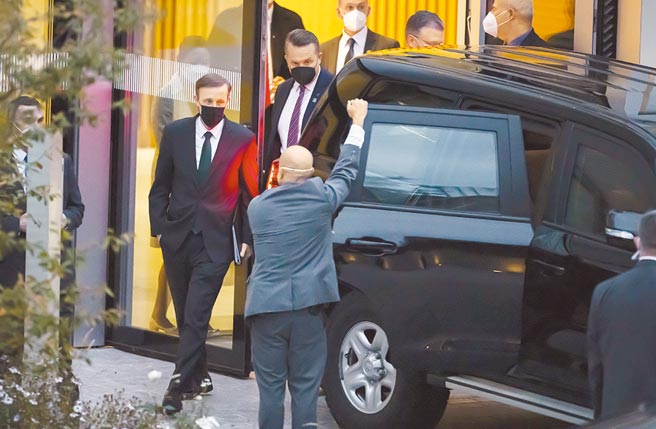 中美高層瑞士會談達成年底前舉行中美領導人視訊峰會等共識。圖為美方代表國家安全顧問蘇利文，會後步出飯店準備離開。（美聯社）