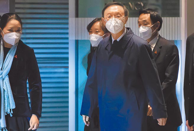 中美瑞士会谈营造善意氛围，对北京冬奥与中共二十大明年登场，肯定有所助益。图为中共中央外事办公室主任杨洁篪会谈后，步出饭店准备离开。（美联社）