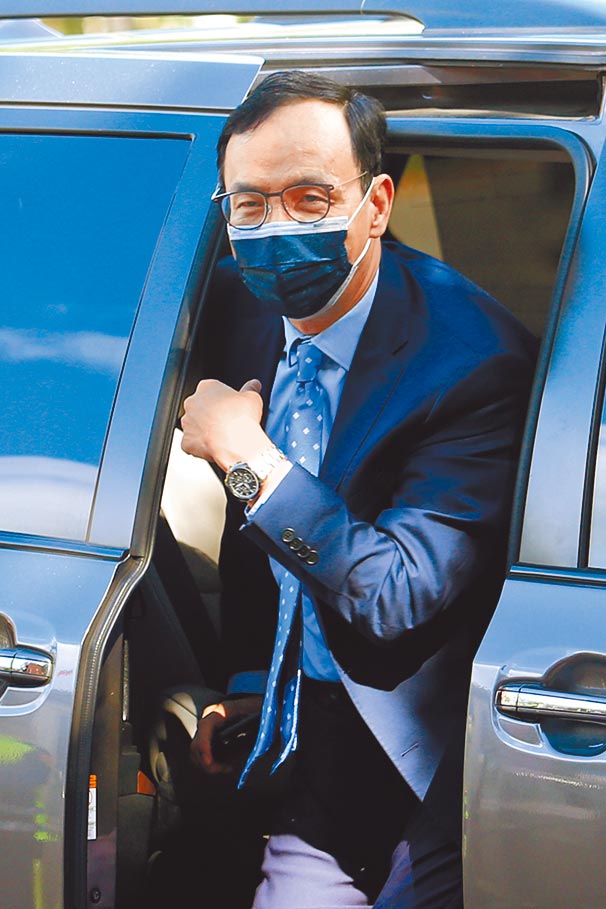 國民黨主席朱立倫強調疫情以來已有800人染疫喪命，指蔡英文總統應道歉。（黃世麒攝）