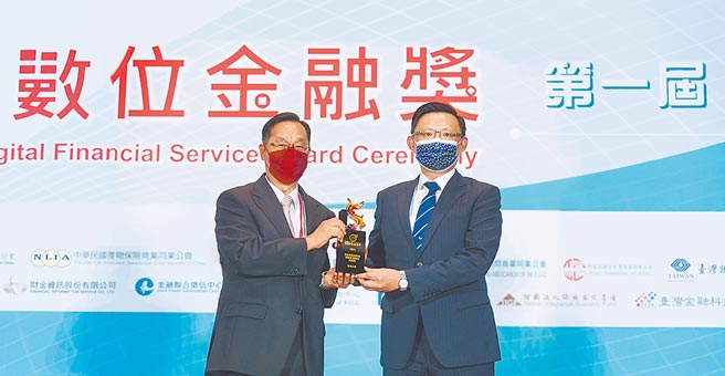 全球人壽榮獲第一屆數位金融獎數位轉型典範優質獎，由財團法人保險事業發展中心董事長桂先農（左）頒獎，全球人壽總經理馬君碩（右）代表領獎。（全球人壽提供）