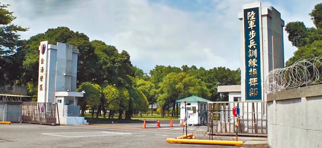 位在高雄鳳山的陸軍步兵學校7日上午傳出靶場有未爆彈爆炸，造成黃姓、葉姓2名訓員受傷，所幸沒有生命危險。（林雅惠攝）