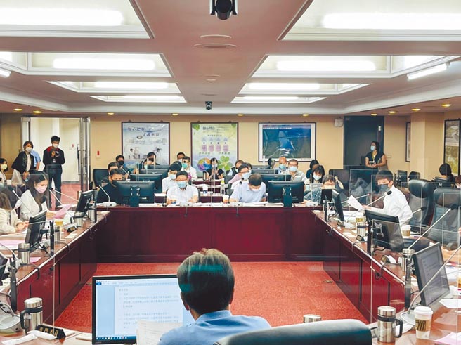 北市议会财建委员会7日发现，市府在振兴方案还没通过前，就突然在9月1日起大肆托播媒体宣传，前后都没积极跟议会报备或沟通，更让外界以为是议会在挡预算，严厉谴责市府，要求道歉。（张颖齐摄）