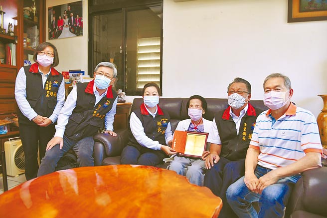 花莲县长徐榛蔚（左三），拜访玉里镇百岁人瑞陈傅英妹，致赠重阳节礼金。（花莲县府提供／王志伟花莲传真）