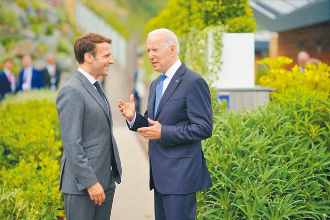 美国总统拜登和法国总统马克宏通电话之后，法国驻美大使9月底已返回华府，法国驻澳洲大使近期也将返回坎培拉，以协助重新定义法国与澳洲的关系。图为今年6月拜登（右）在英国出席G7领袖峰会与马克宏（左）畅谈跨大西洋盟邦间的未来。（摘自拜登推特）
