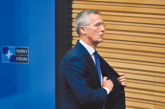 北約祕書長史托騰柏格7日在布魯塞爾的北約總部出席會議後離去。他表示，北約不把中國當作對手，也不把中國當作敵人。（新華社）